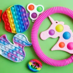 Zabawki sensoryczne: Jak stworzyć lub wybrać bezpieczny handmade?