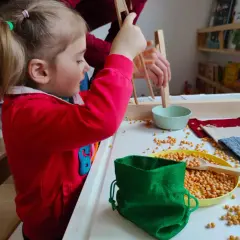 DIY woreczki sensoryczne Montessori: Rozwój i 20+ pomysłów na zabawy