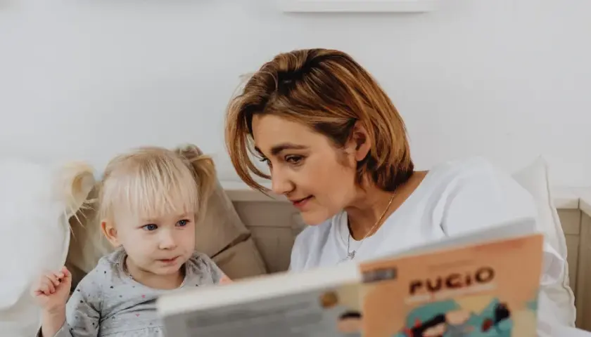 Czy można pracować na wychowawczym? Prawo, ZUS, konsekwencje