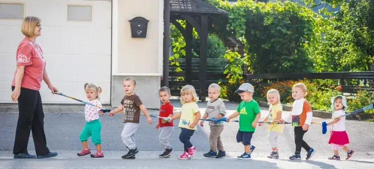 dzieci na spacerze z opiekunami przedszkole