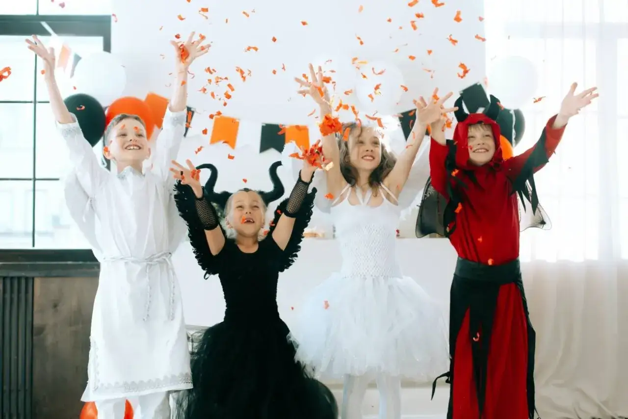 dzieci w strojach halloweenowych zrobionych ze starych ubrań